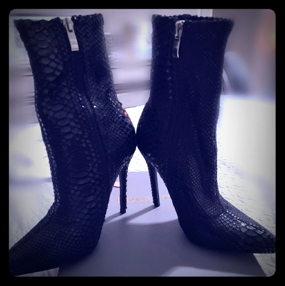 Size 7.5 So Me black high heel booties